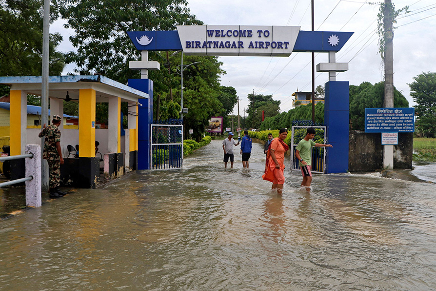 Las inundaciones han dejado un saldo de más de 100 muertos y decenas de desaparecidos.  | AFP