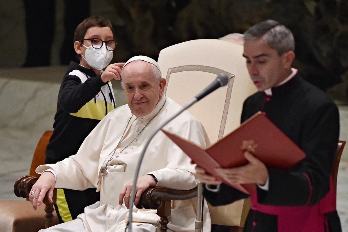 Un niño protagoniza la audiencia general del papa Francisco (AFP)