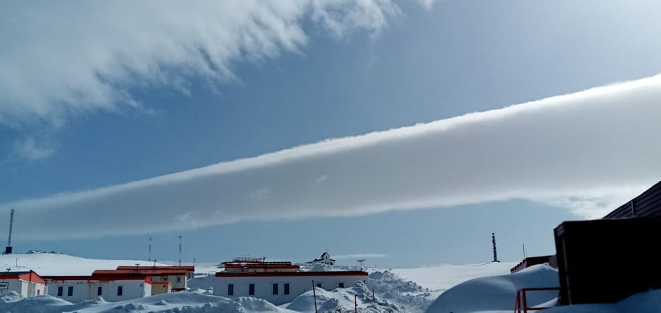 La nube tubo captó la atención en la Antártida chilena. | Foto: Facebook Dirección Meteorológica de Chile