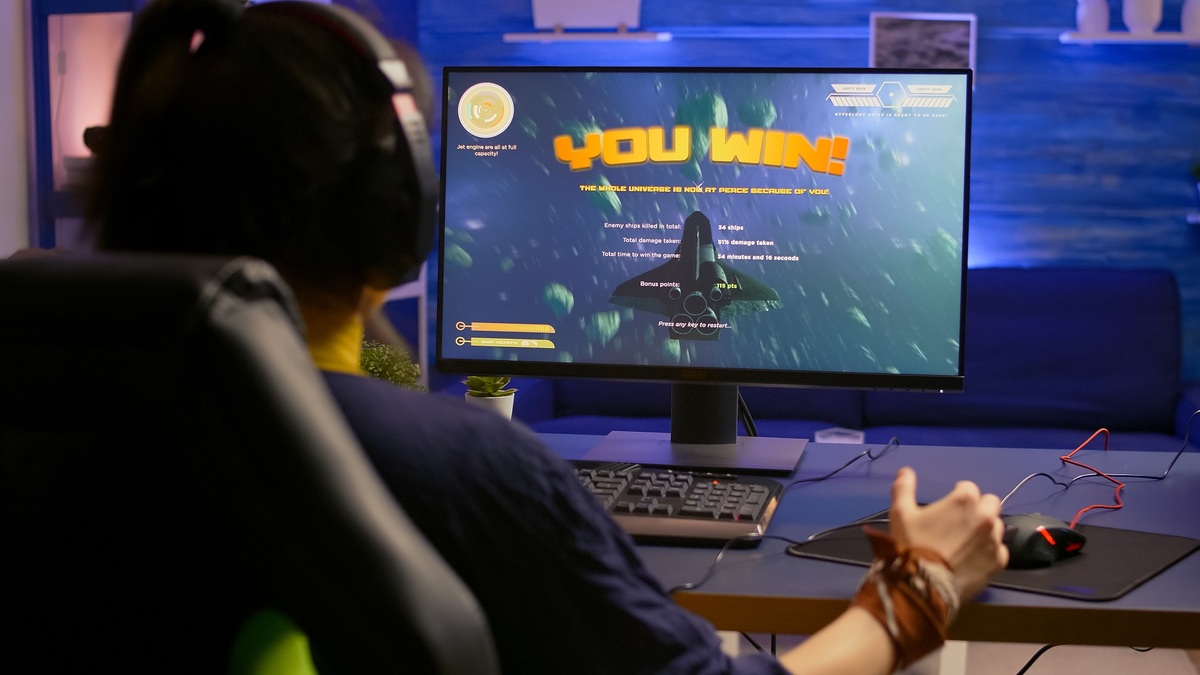 Se propone establecer tiempos de juego y vigilancia mientras los menores jueguen en línea. (Freepik)