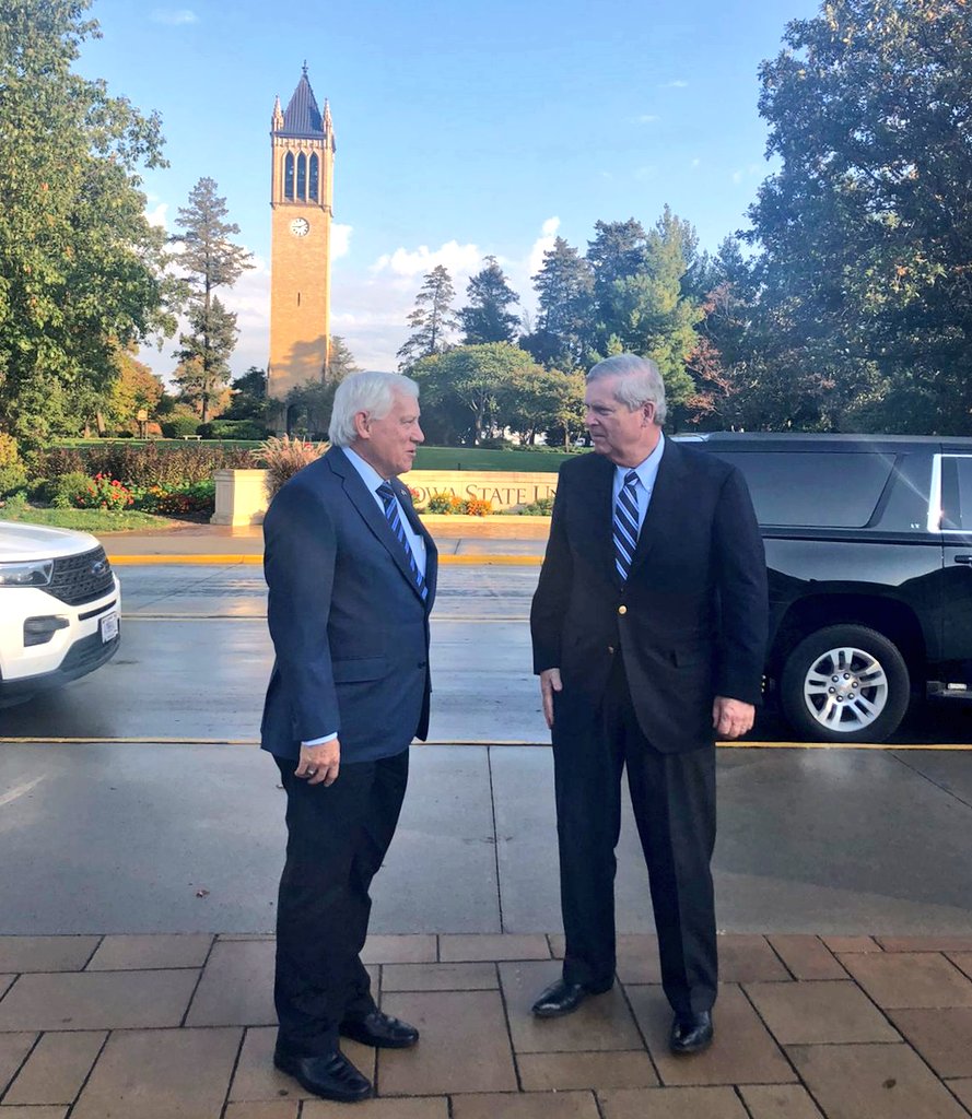 El titular de Sader, Víctor Villalobos, junto a su homólogo estadunidense Tom Vilsack. (Twitter)