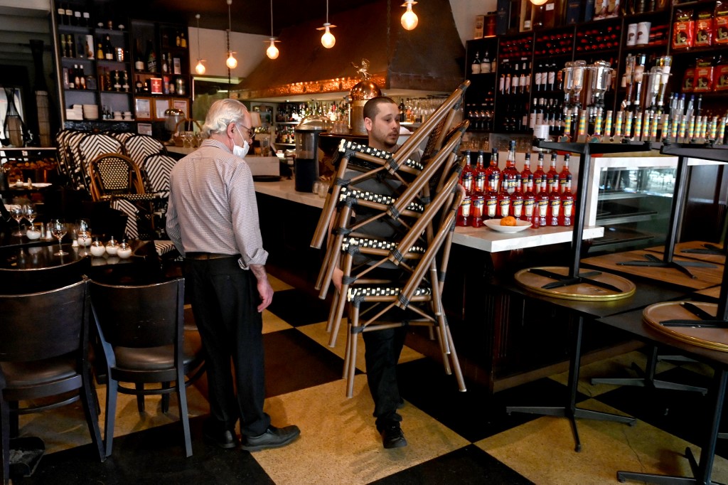 Bares, peluquerías y otros establecimientos comenzaron a abrir sus puertas tras la medida en Melbourne. | AFP