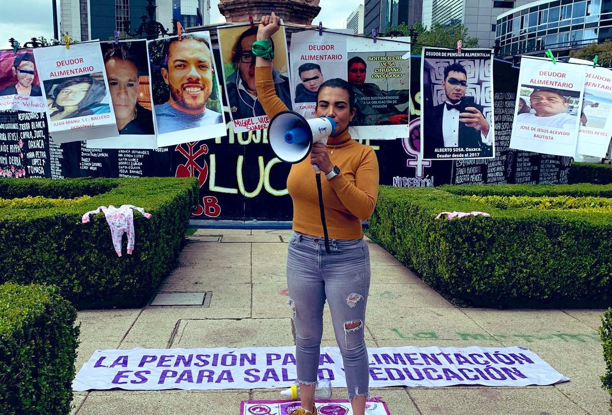 Las colectivas protestan en la "glorieta de las mujeres que luchan"en Reforma. | Twitter @DianaLuzVa