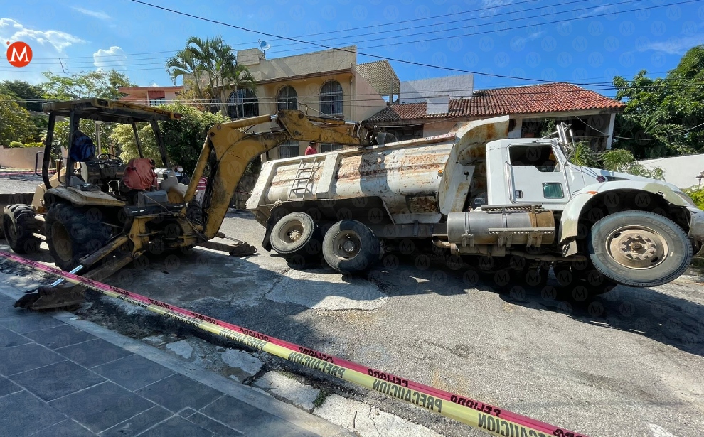 Cuantiosos daños materiales tras el percance que sufrió el camión materialista (Yazmín Sánchez).