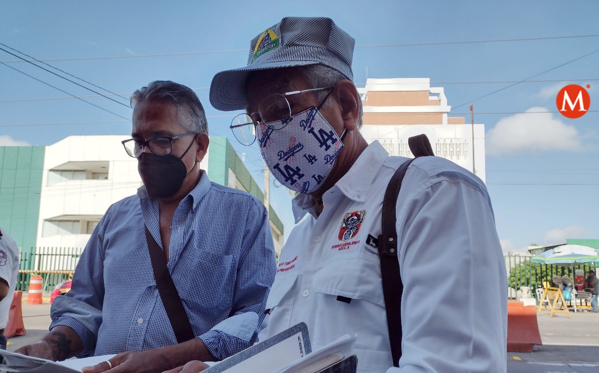 Ex ferrocarrileros protestan por falta de medicinas en IMSS Madero. (Yazmín Sánchez)