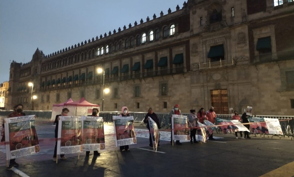 Los jubilados y pensionados del IMSS bloquean la circulación frente al Palacio Nacional. | Carlos Tejeda