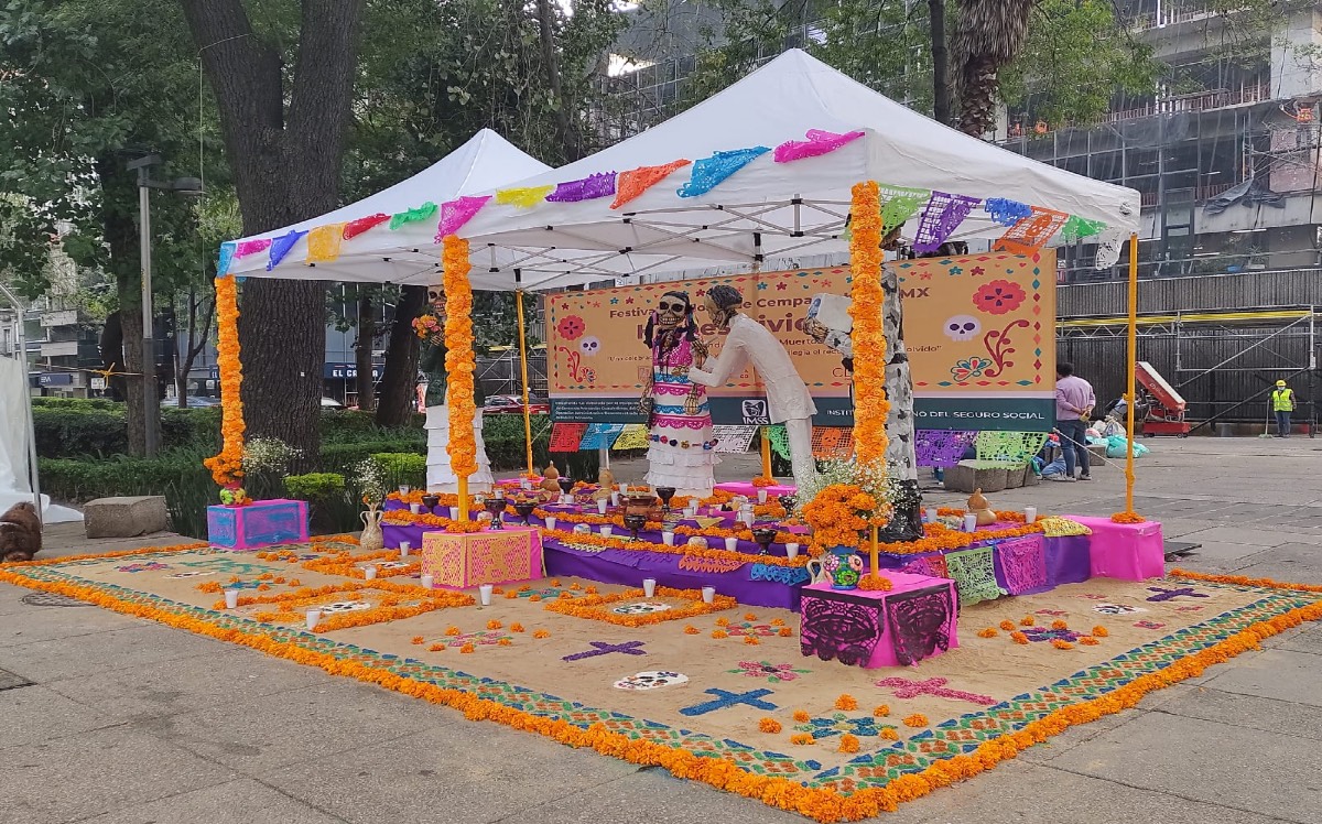 La mega ofrenda se ubica en el camellón de Reforma | César Velázquez