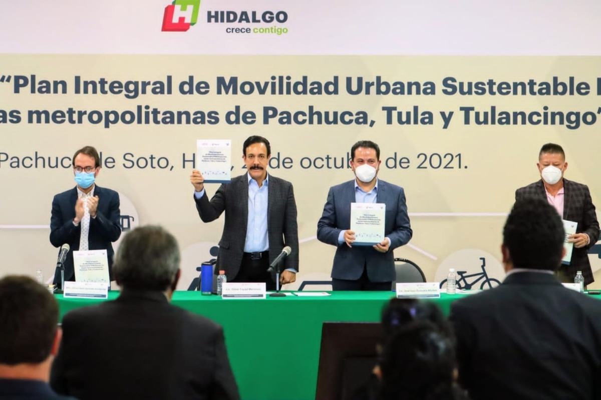 Omar Fayad, gobernador y José Luis Guevara, secretario de Movilidad en Hidalgo. (Especial)