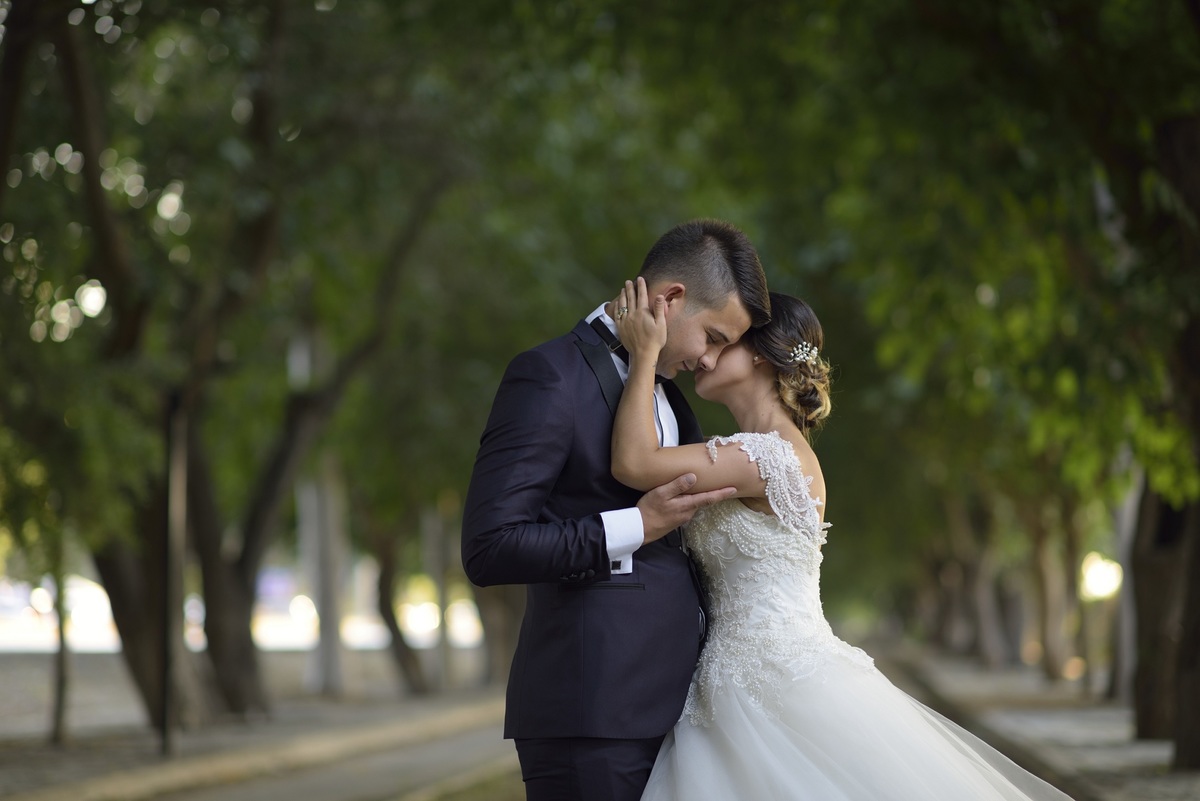 La pareja se casó a principio de año, pero decidió posponer su luna de miel hasta septiembre. (Freepik)