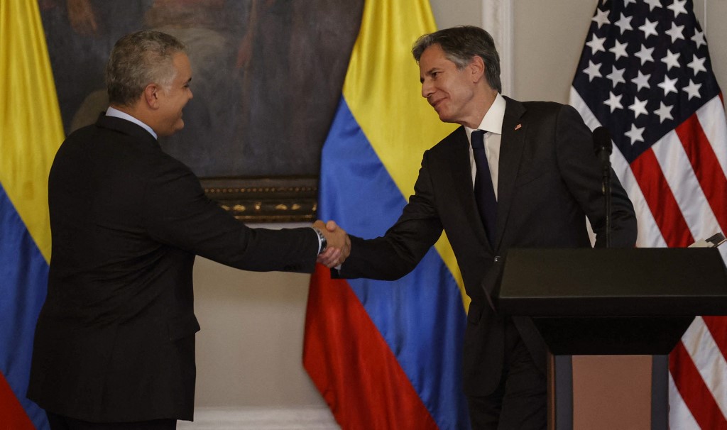 El secretario de Estado de EU, Antony Blinken, saludando al presidente de Colombia, Iván Duque. (AFP)