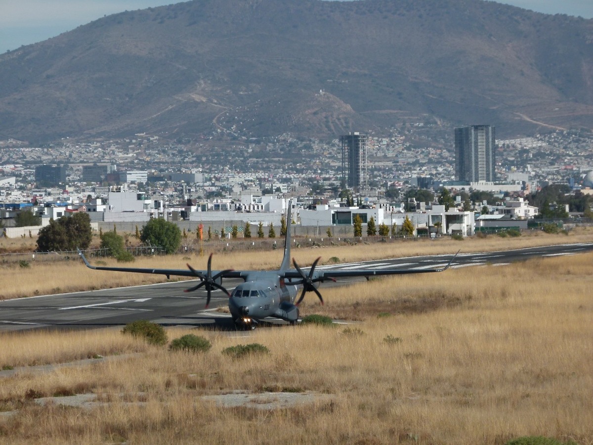 Sedena hace uso de las instalaciones del areopueto Juan Guillermo Villasana en Pachuca (Eduardo González)