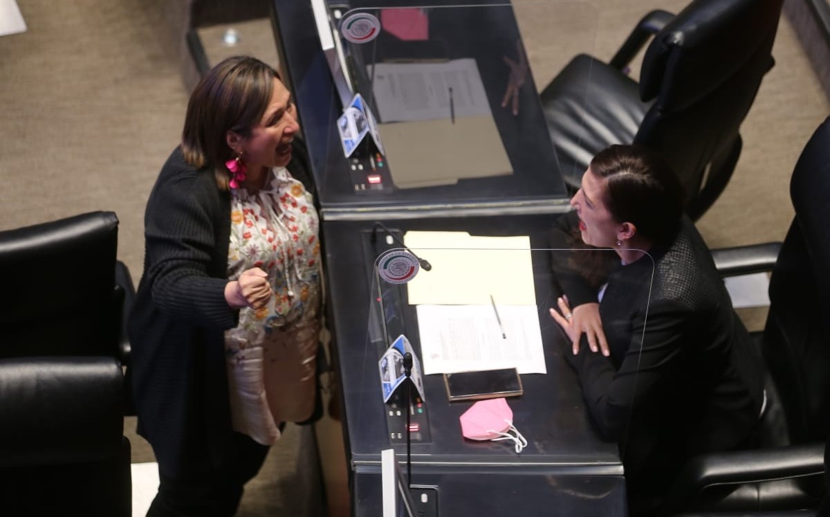 Las senadoras Xochitl Galvez y Kenia López gritaron una goya en el pleno del Senado a favor de la defensa de la UNAM. Foto Javier Ríos