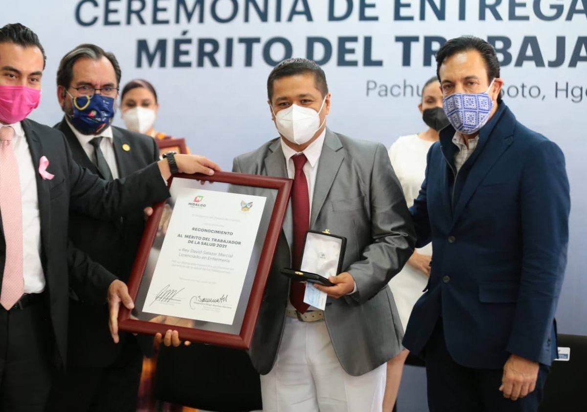 Servidores públicos recibieron el premio al Mérito del Trabajador de la Salud de manos del gobernador.
