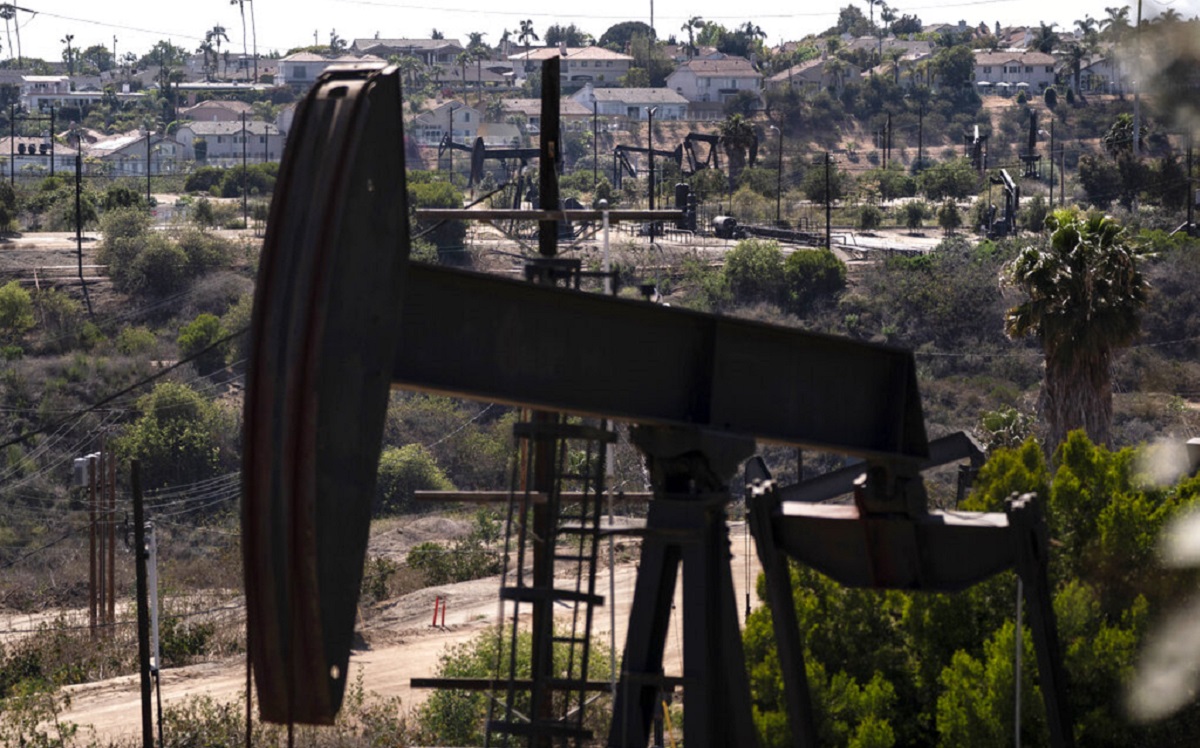 Viviendas en una colina detrás de bombas de extracción de petróleo en Los Ángeles. (AP)