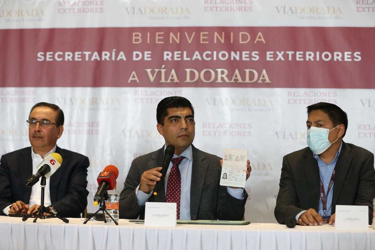 Alfonso Delmar en conferencia de prensa para la presentación de la  oficina de Pasaportes Hidalgo sede Via Dorada