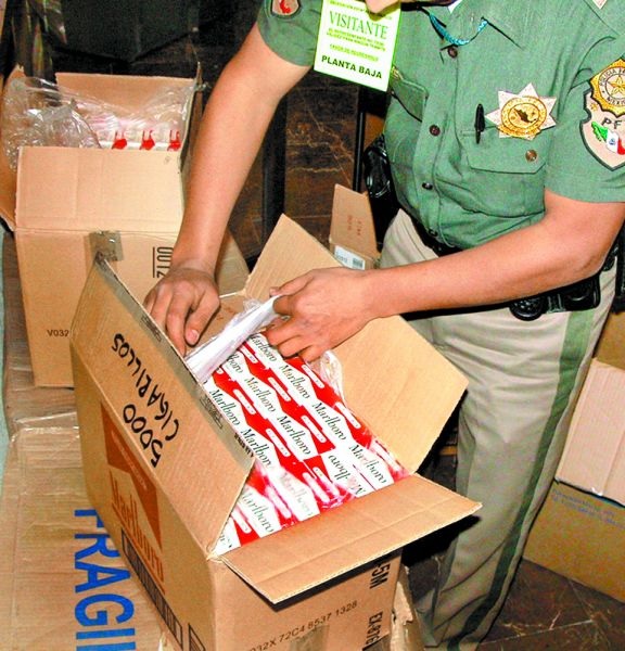 El Cártel del Tabaco obliga a los vendedores a distribuir sus cigarros a fin de evitar ser extorsionados. (Archivo)