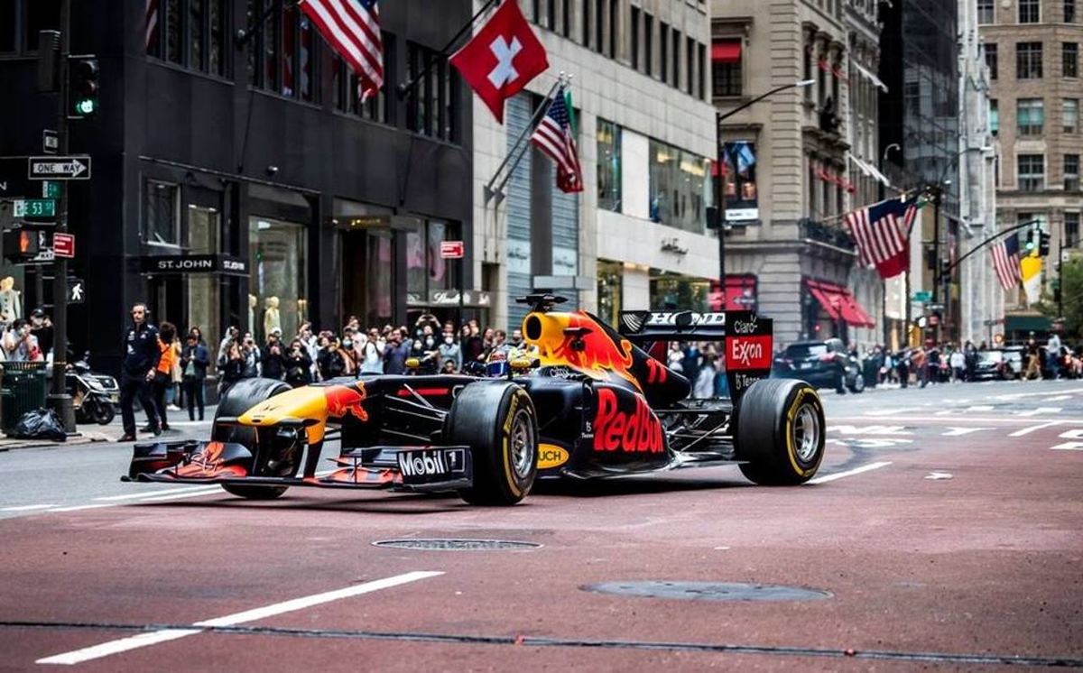 Checo Pérez no se achica ante Mercedes y apunta al podio en GP de Estados Unidos