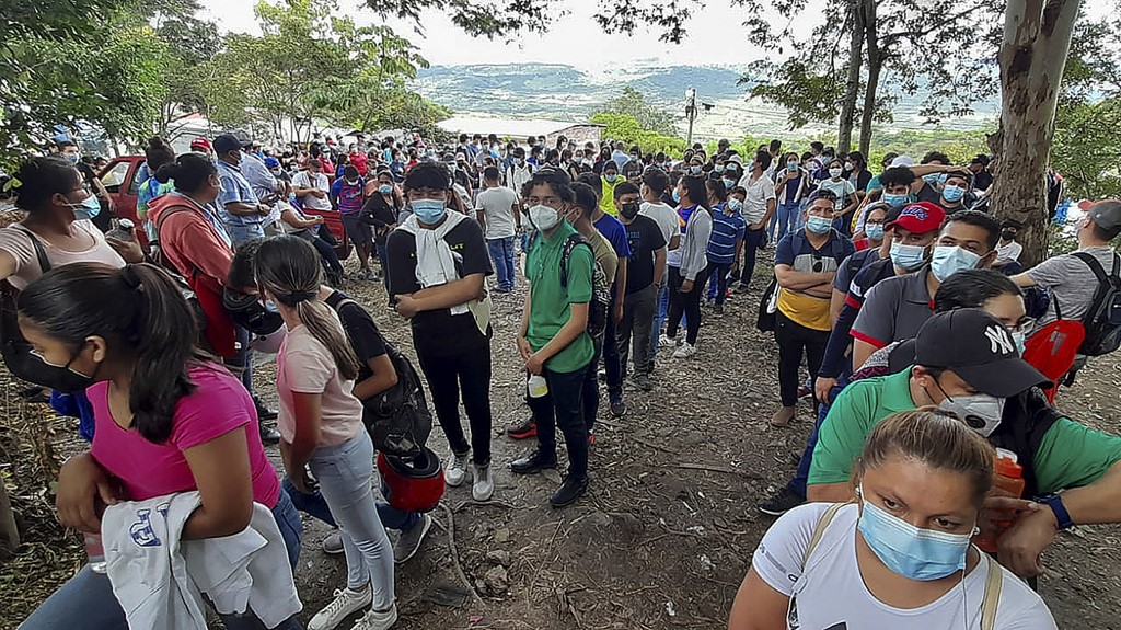 Cientos de personas en Nicaragua esperan a ser vacunados en la frontera con honduras. (AFP)