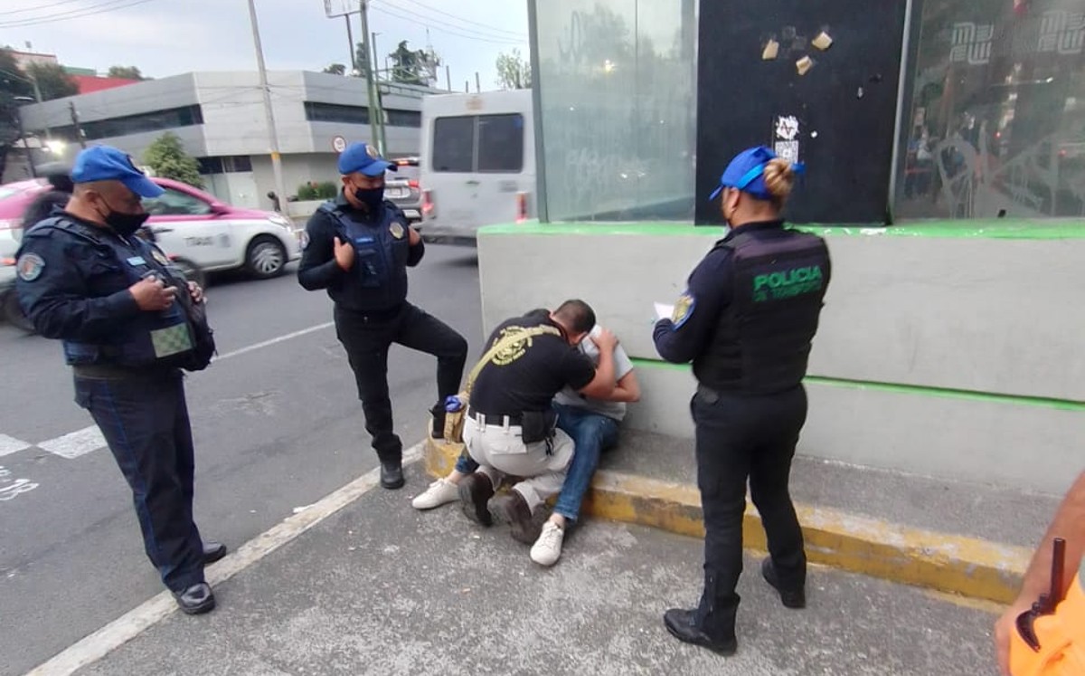 El joven intentó aventarse a la avenida para suicidarse. (Especial)