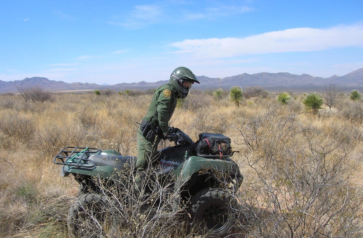 Un elemento de la Patrulla Fronteriza vigila la zona. (Tomada de @CBP)