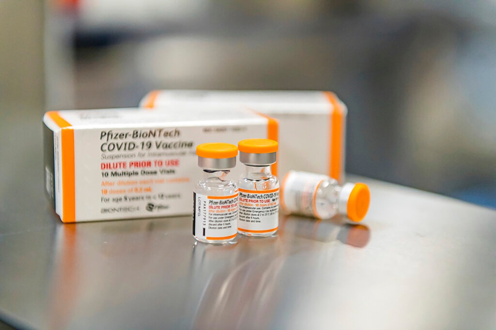 Pfizer hace prueba de vacuna anticovid en niños y da 90% de eficacia (AP)
