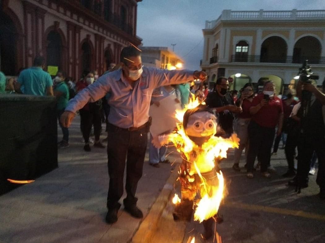 La piñata del gobernador José Ignacio Peralta fue quemada en el centro histórico de Colima. (Especial)