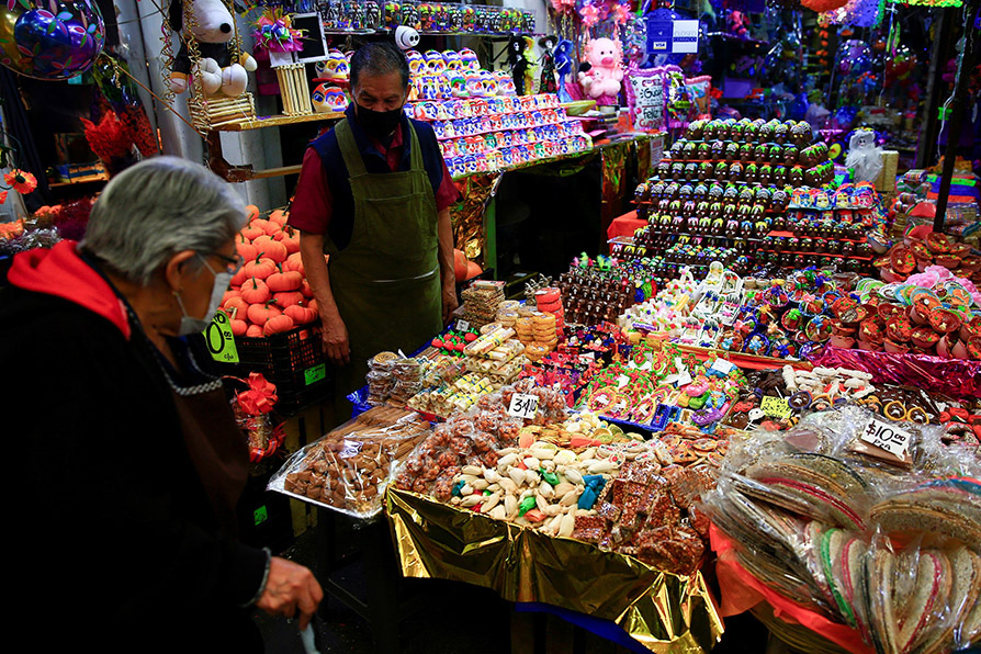Los vendedores mantienen la esperanza de que el covid-19 siga a la baja.| EFE