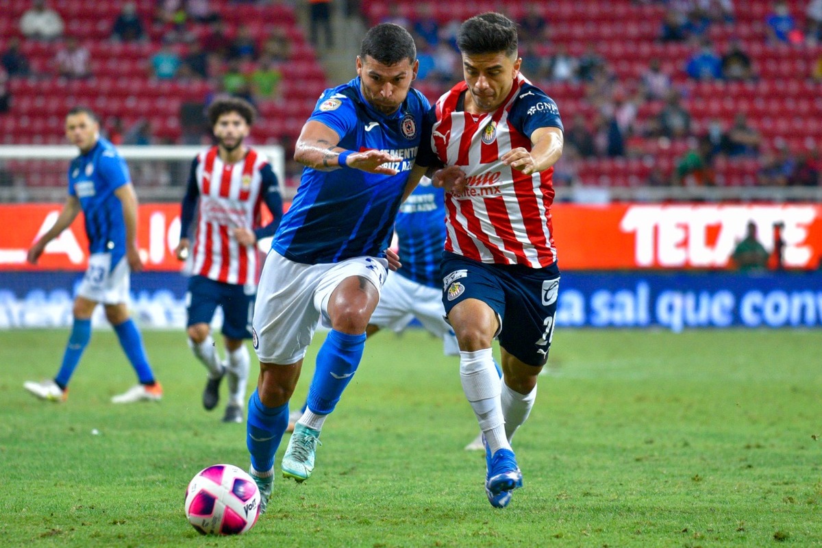 Chivas le roba el triunfo a Cruz Azul y rescata el empate (Imago 7)