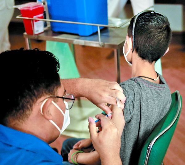 Un joven recibe el biológico de Pfizer en un hospital de Ciudad Juárez, Chihuahua. Reuters