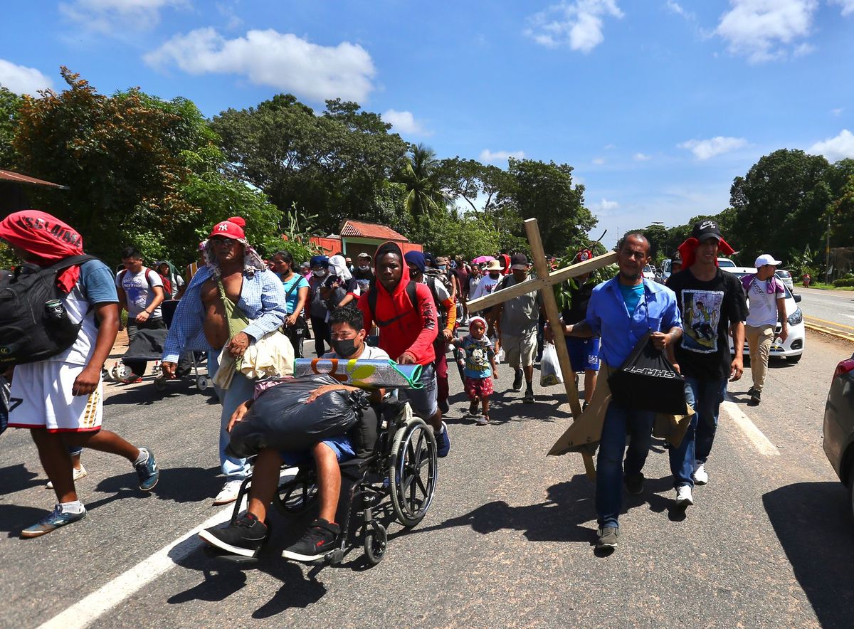 La leyenda "Migrantes paz y justicia" y una cruz de madera los acompañó en el trayecto. | Ariel Ojeda