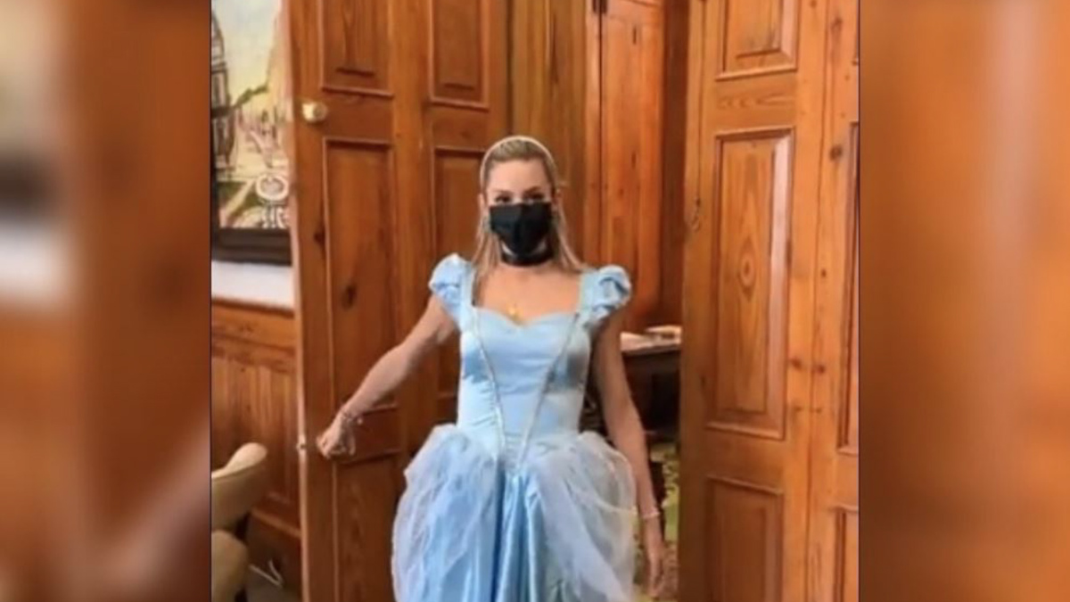 Mariana Rodríguez se disfraza de 'Cenicienta'