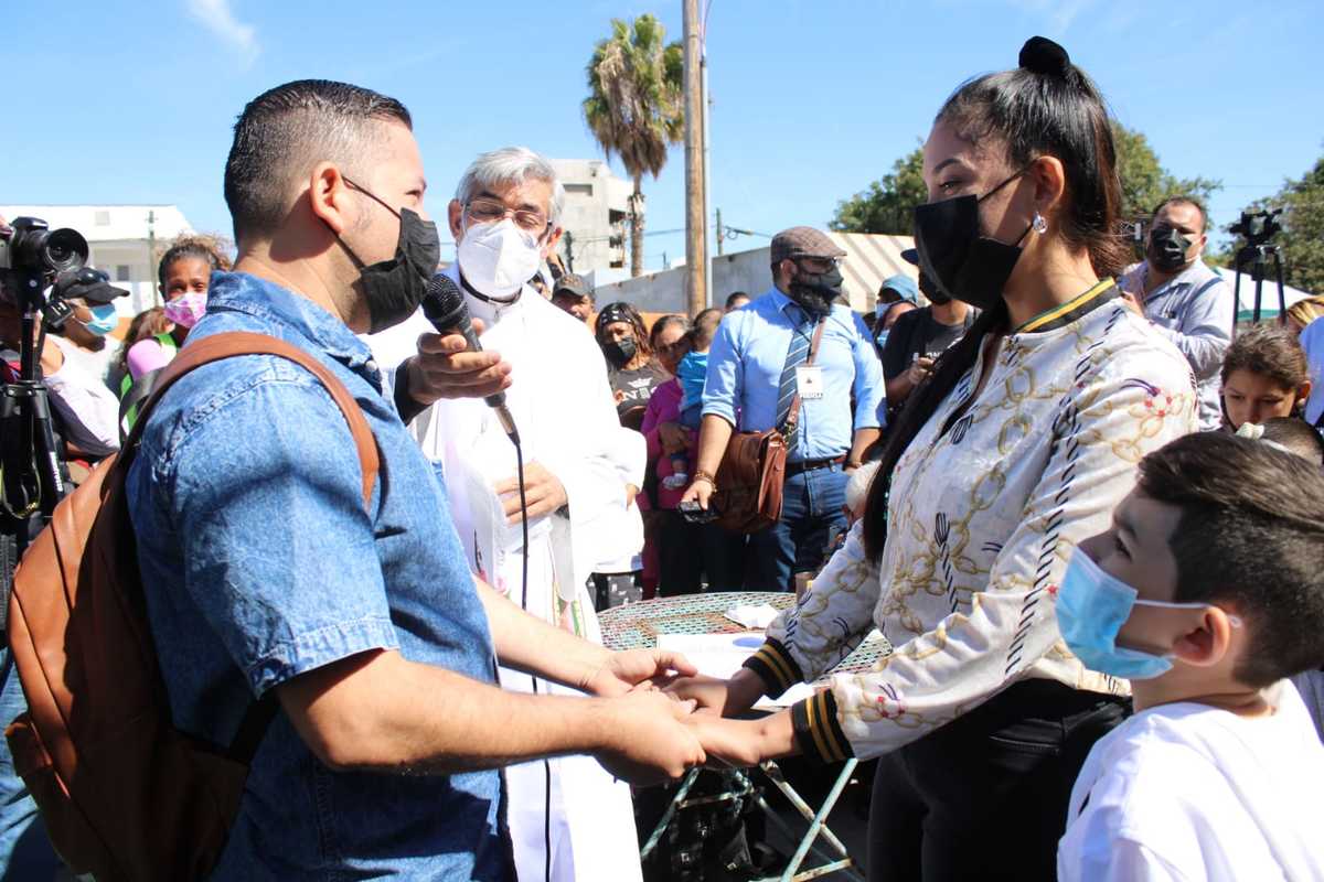 Varias parejas de migrantes se unieron en matrimonio para comprobar que son familia. (Omar Caramillo)