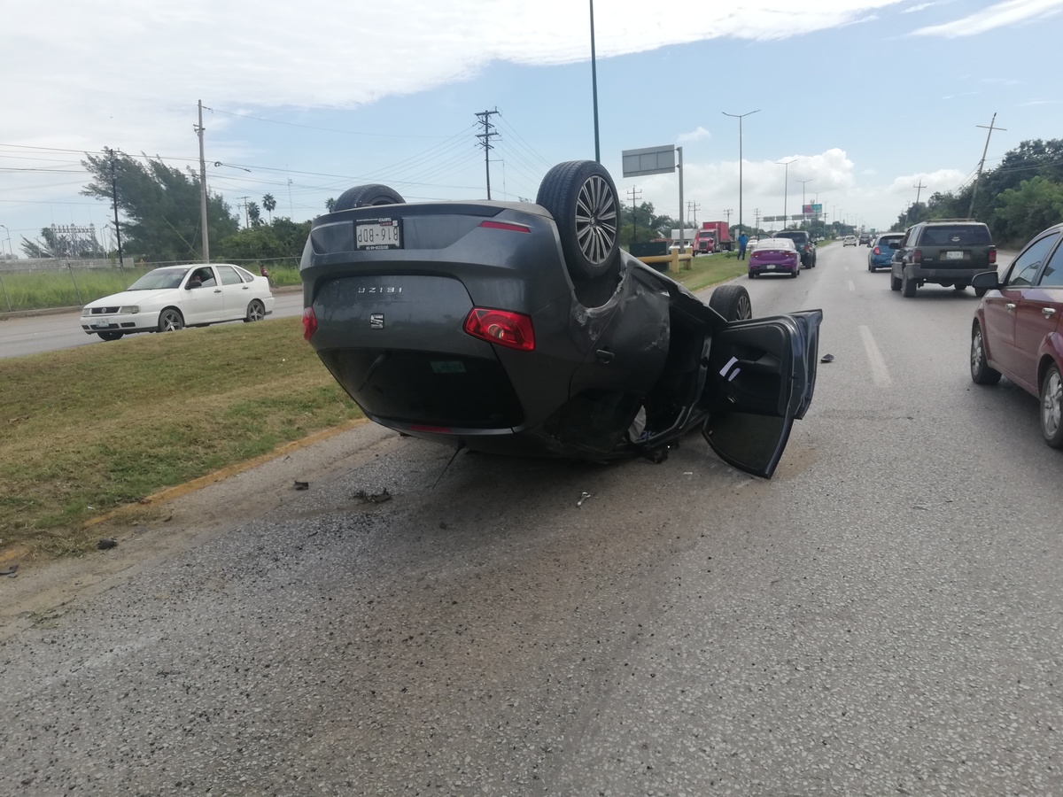 Carro es impactado por camioneta y se vuelca