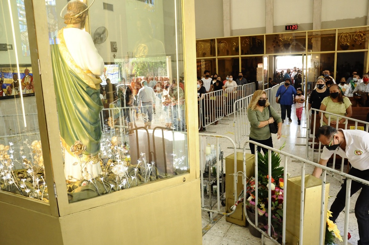 Alrededor de las 13:30 se ofició una misa restringida. Foto: Raúl Palacios