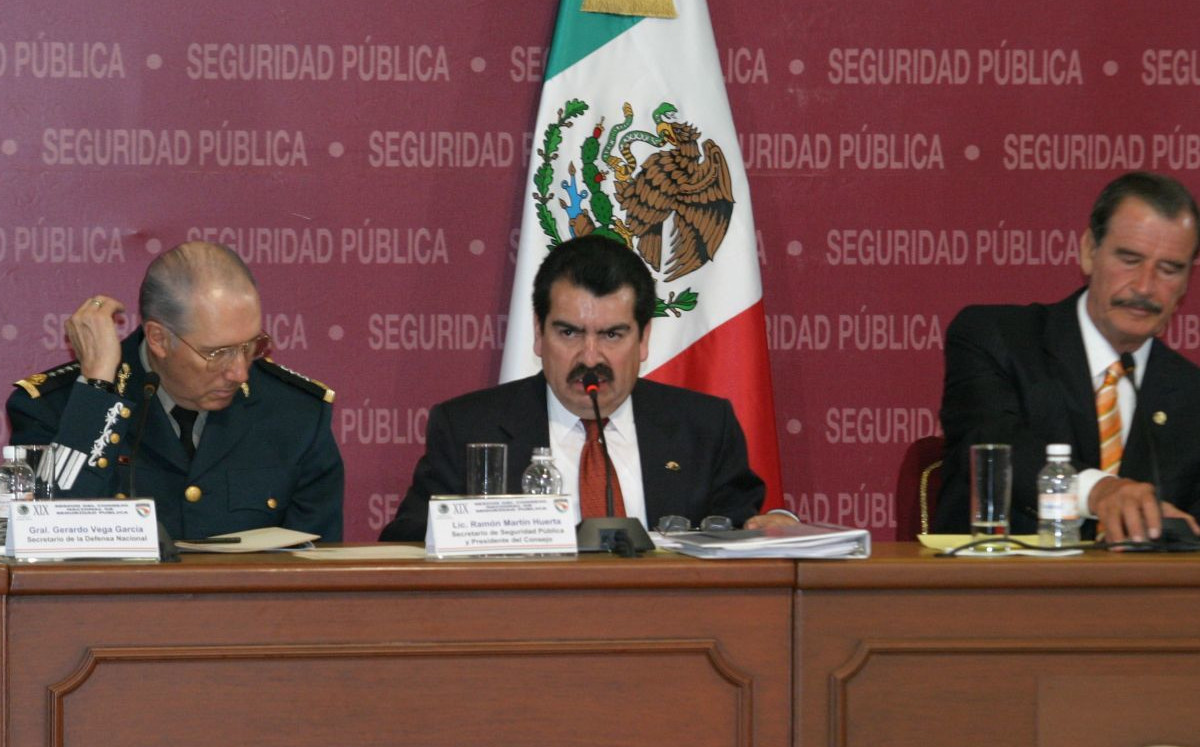 Ramón Martín Huerta (centro) murió en 2005 tras un accidente áereo. | Cuartoscuro/Archivo