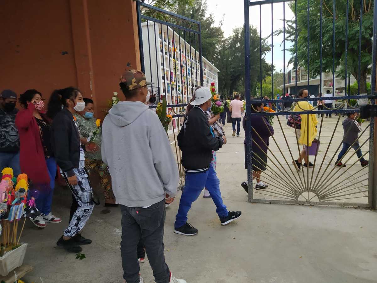 Visitantes acuden a panteones de León