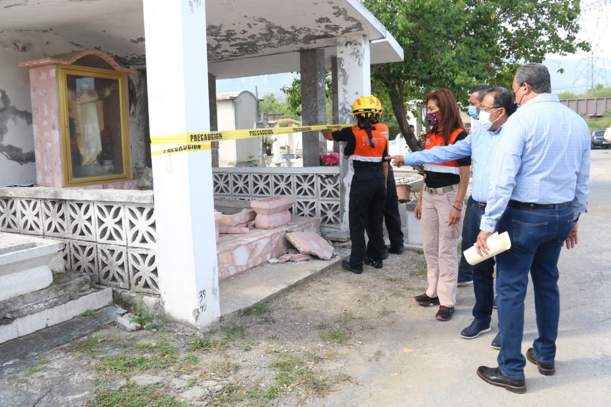 Acordonan tumbas en panteones de Escobedo previo al Día de Muertos. Foto: Especial