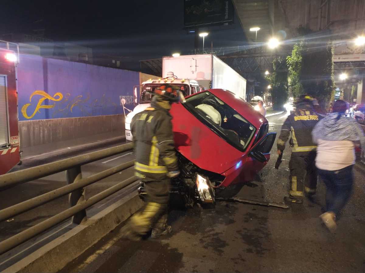 Choque de auto contra la aguja de incorporación al segundo piso del Periférico (Carlos Tejeda)