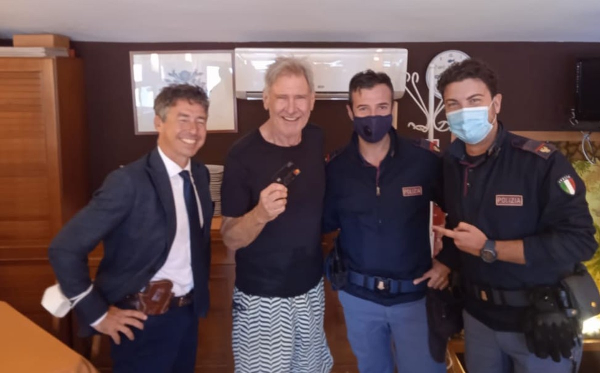 Harrison Ford con la policía de Sicilia | FOTO: CNN