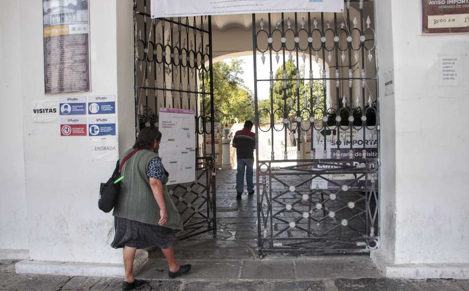 Panteones deben abrir al 100 por ciento en Día de Muertos: Barbosa