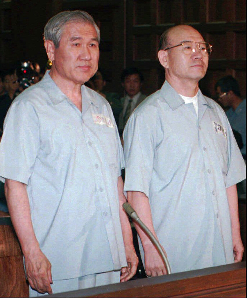 Chun Doo-hwan, el último dictador de Corea del Sur, junto al general Roh Tae-woo, quien sería después presidente del país. (AP / Archivo)