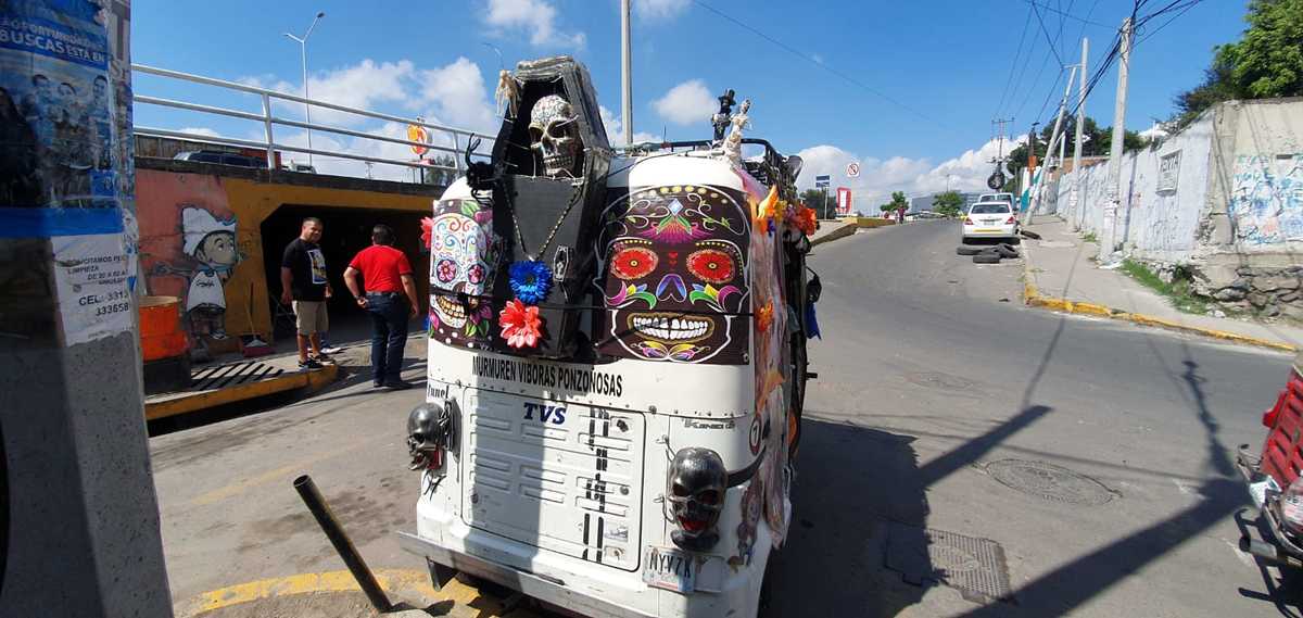 Don Agus o también conocido como el caballero del túnel adorna conforme a las fechas su unidad de mototaxi (Juan Carlos Munguía)