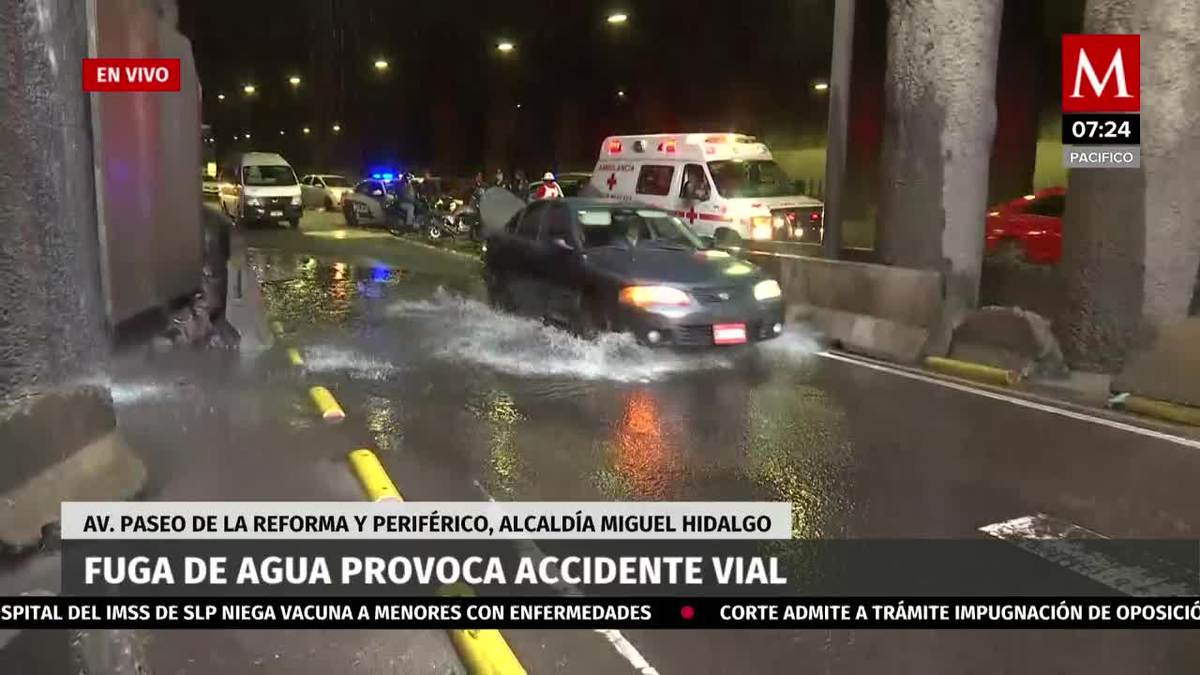 Fuga de agua provoca accidente vial en la CDMX