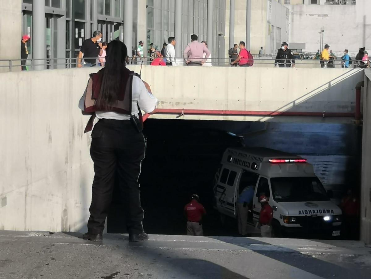 Guatemalteco se tira de puente en la central de autobuses en Monterrey. Foto: Alexandra Amao