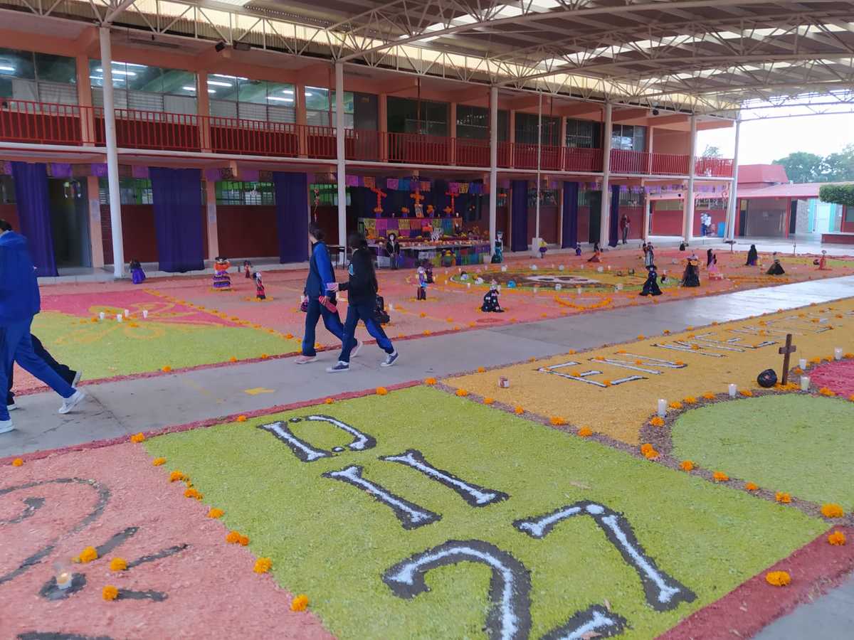 El mega altar fue elaborado por maestros y estudiantes de la Secundaria #3 en León.