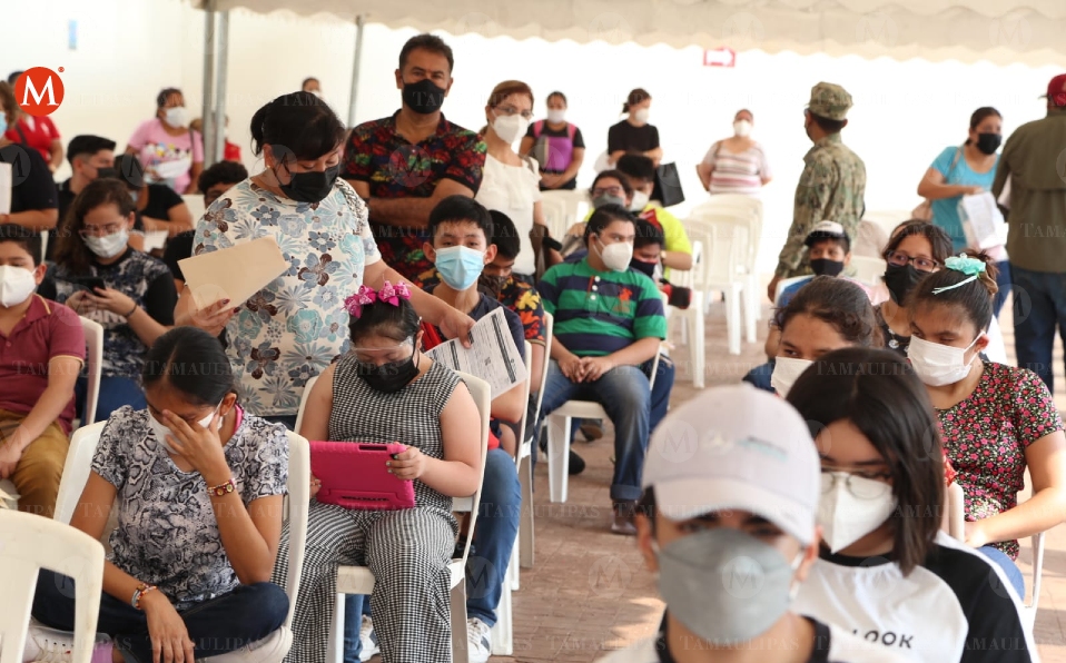 Menores de edad acuden a recibir la vacuna contra el covid-19 (Yazmín Sánchez)