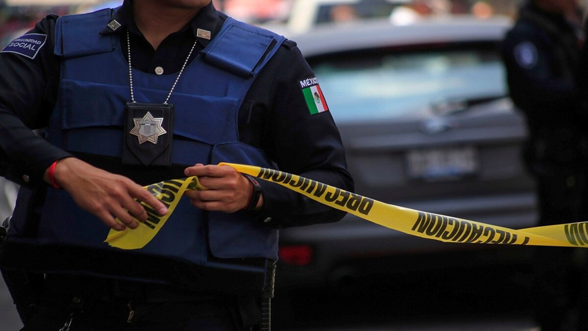 En Oaxaca, dos policías se enfrentan a balazos por presunta infidelidad