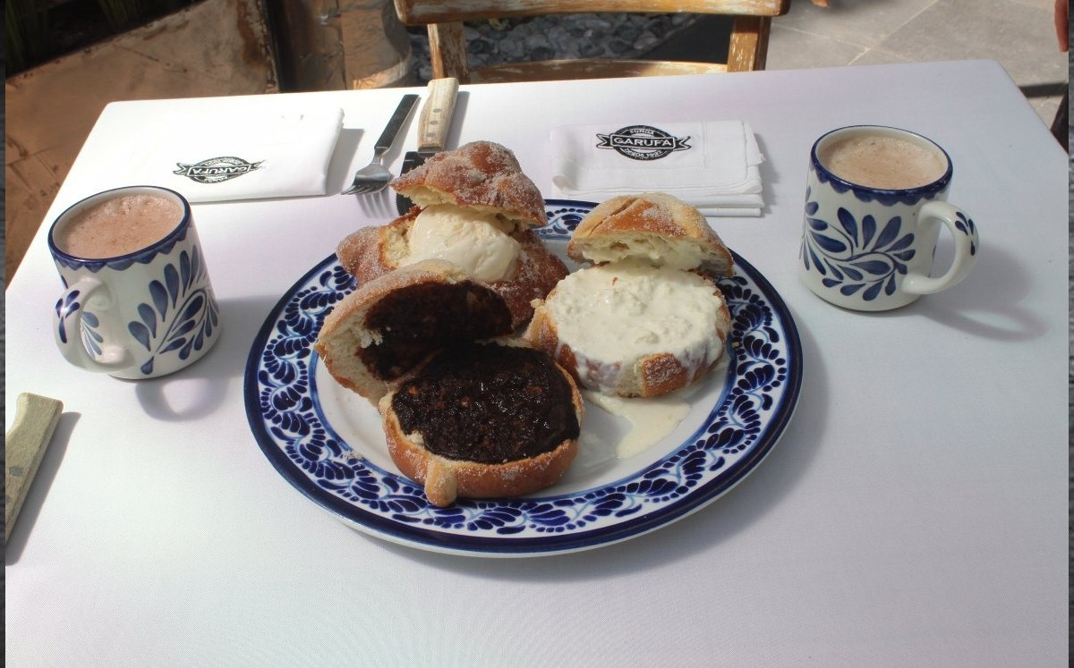 Propuesta en Garufa, Pan de muerto con mole, helado o nata (Especial).