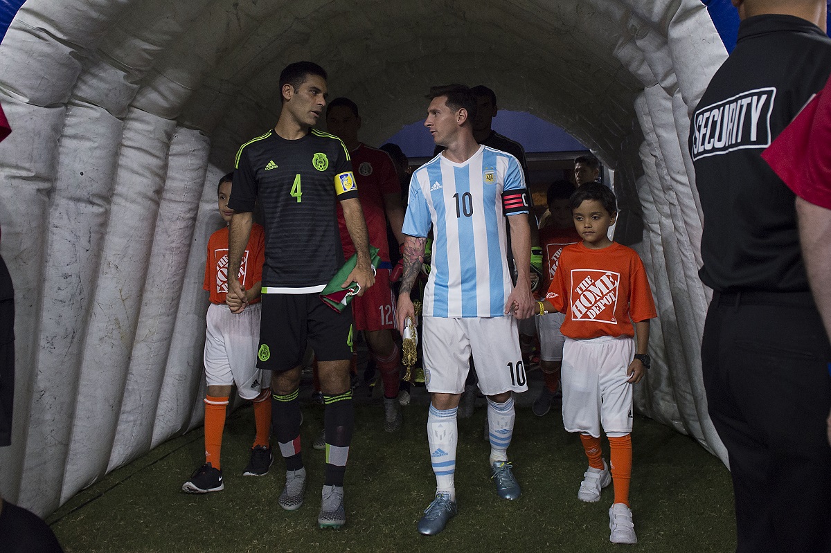 Rafael Márquez y Lionel Messi durante un partido internacional (Imago7)