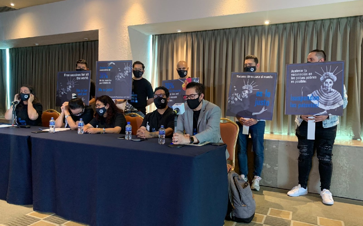 Los activistas presentaron carteles durante la conferencia de prensa que ofrecieron. (Especial)